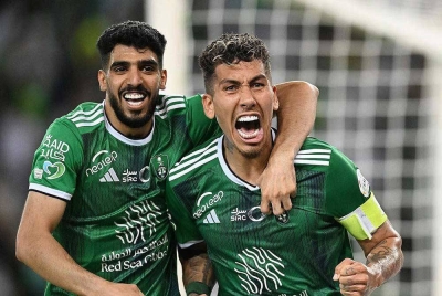 Firmino (kanan) meledak hatrik pada penampilan sulungnya bersama Al-Ahli. - Foto FB Al-Ahli