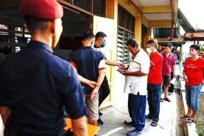 Pengundi menunggu giliran mereka dengan mengundi bagi Dewan Undangan Negeri (DUN) Sekinchan sempena Pilihan Raya Negeri Selangor di Sekolah Menengah Jenis Kebangsaan Yoke Kuan, Sekinchan hari ini. - Foto Bernama