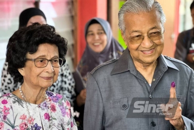 Dr Mahathir dan Dr Siti Hasmah menunaikan tanggungjawab mengundi di SK Titi Gajah pada Sabtu.