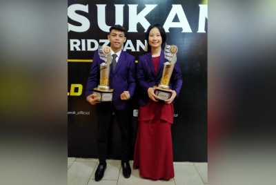 Muhammad Rifdean dan Chi Hui bersama anugerah diterima mereka sempena Majlis Anugerah Sukan Negeri Perak 2021/2022 di Pusat Konvensyen Casuarina pada malam Jumaat.