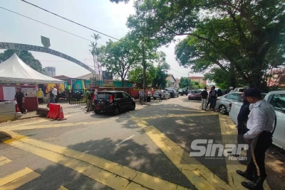 Keadaan agak lengang di luar kawasan tempat mengundi di Sekolah Kebangsaan Subang Jaya di sini.