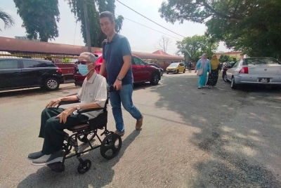 Kassim (kiri) ditemani keluarga tidak pernah melepaskan peluang untuk mengundi setiap kali pilihan raya