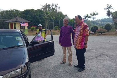 Eddin (kanan) ketika meninjau sekitar pusat mengundi di SK Tuanku Munawir, Kuala Pilah.