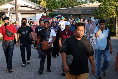 Para pengundi hadir untuk jalankan tanggungjawab dengan mengundi pada PRK Parlimen Kuala Terengganu dan PRN di Pusat Mengundi Sekolah Kebangsaan Durian Burung hari ini. - Foto Bernama