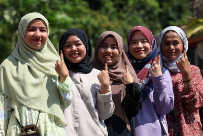 Pengundi muda (dari kanan) Nor Shafika Sajidah Zulkifle, 21, Nurul Syafiqah Mohd, 28, Nur Aisya Amni Mahadi, 22, Nurfariha Arisya Abd Razak, 21, dan Nur Amirah Amni Mahadi ceria selepas menunaikan tanggungjawab dengan mengundi pada Pilihan Raya Kecil (PRK) Parlimen Kuala Terengganu di Pusat Mengundi Sekolah Kebangsaan Bukit Besar hari ini. - Foto Bernama