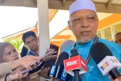 Ahmad semasa ditemui pemberita selepas membuang undi di Sekolah Menengah Kebangsaan (SMK) Kampung Laut, Tumpat pada Sabtu.