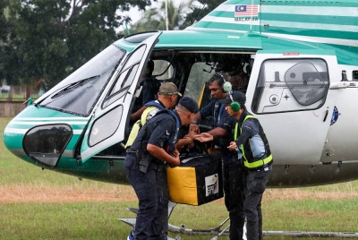 Petugas SPR menggunakan perkhidmatan helikopter bagi membawa peti undi dari Pusat Mengundi Sekolah Kebangsaan Pulau Redang ke pusat pengundian di Institut Pendidikan Guru Kampus Dato Razali Ismail, Batu Rakit untuk tujuan pengiraan sempena Pilihan Raya Negeri (PRN) hari ini. - Foto Bernama