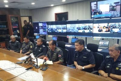 Razarudin (tiga dari kanan) ketika sidang akhbar di Bukit Aman pada Sabtu.