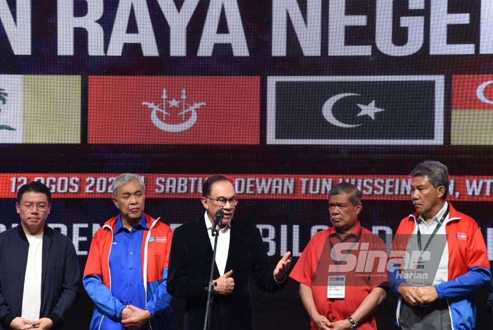 Anwar berucap selepas mengikuti perkembangan keputusan rasmi pilihan raya negeri bertempat di pusat Dagangan Dunia (WTC) Kuala Lumpur. - Foto SINAR HARIAN / MOHD RAFIQ REDZUAN HAMZAH