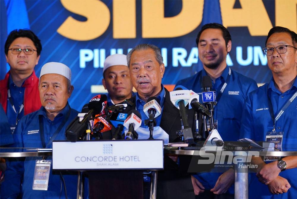 Muhyiddin bercakap dalam sidang akhbar di 'war room' PN di Hotel Concorde Shah Alam. - Foto Sinar Harian / MOHD HALIM ABDUL WAHID.