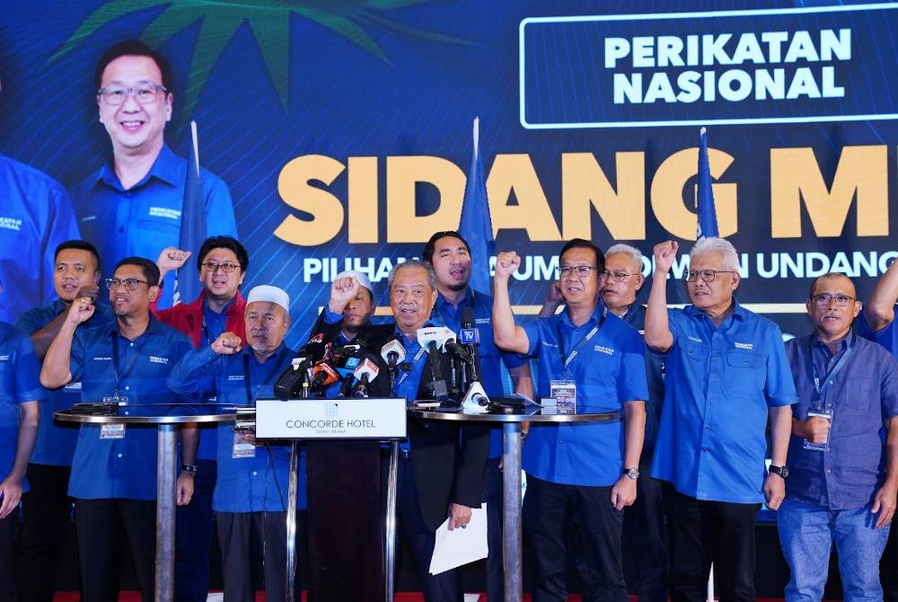 Muhyiddin pada sidang akhbar di Hotel Concorde, Shah Alam pada awal pagi Ahad.