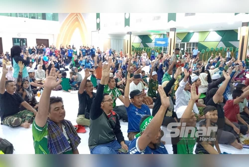 Sebahagian penyokong PN dan ahli parti gabungan itu yang hadir di Kompleks Pas bagi menantikan pengumuman keputusan PRN malam tadi.