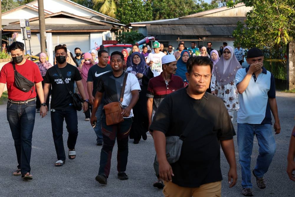Para pengundi hadir untuk menjalankan tanggungjawab dengan mengundi pada PRK Parlimen Kuala Terengganu dan PRN di Pusat Mengundi Sekolah Kebangsaan Durian Burung pada Sabtu. - Foto Bernama
