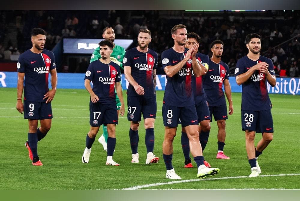 Pemain PSG melangkah lesu setelah sekadar seri tanpa jaringan dengan Lorient di Paris pada Ahad. - Foto EPA