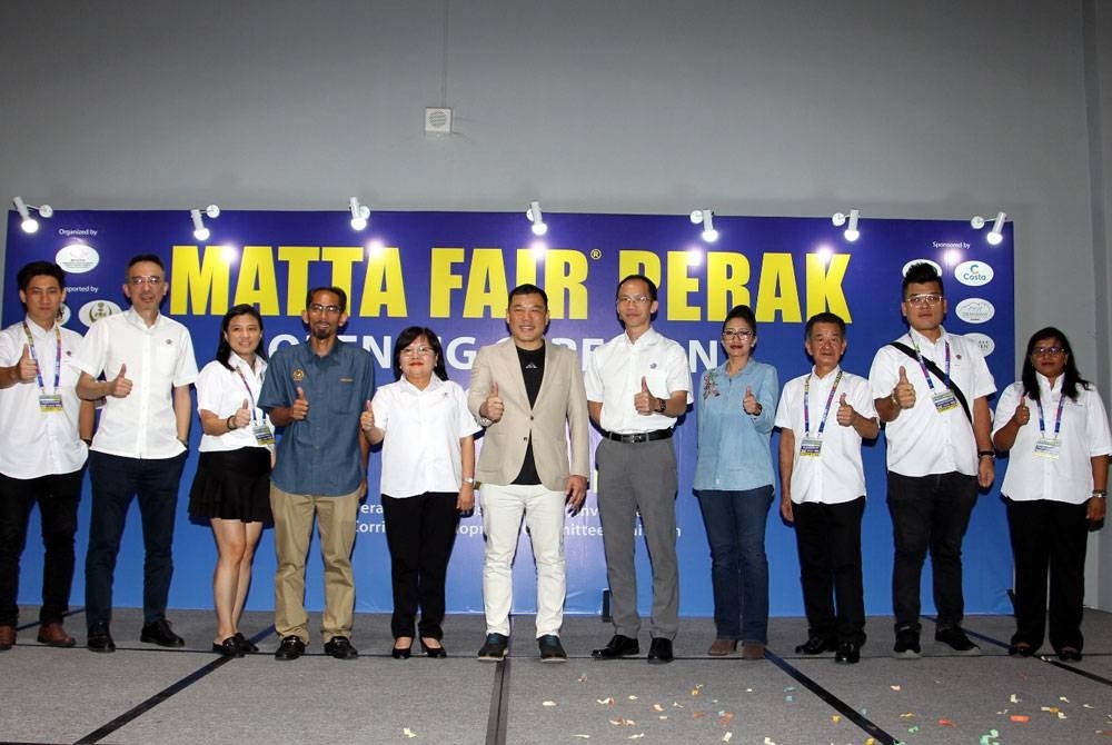 Sze Yee (tengah) bersama ahli jawatankuasa MATTA Perak dan pemain industri yang hadir pada MATTA Fair Perak di Ipoh.