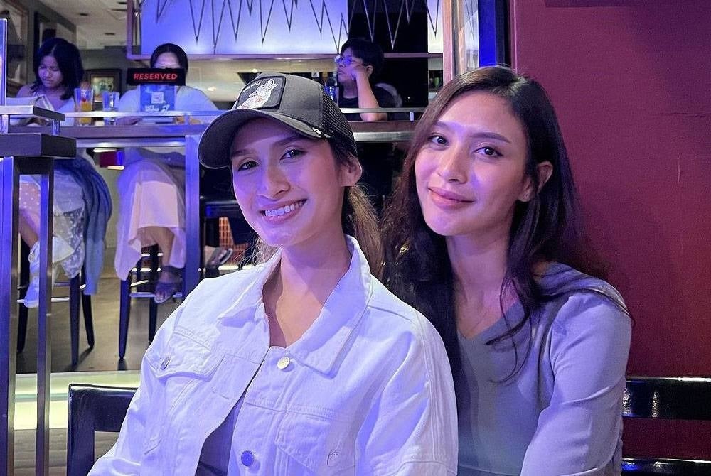 Neera bersama kakaknya, Zeera (kanan) yang juga seorang pelakon.