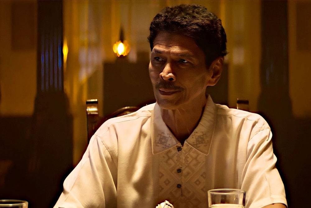 Walau muncul tidak sampai separuh jalan cerita, lakonan Eman Manan tetap meninggalkan kesan.