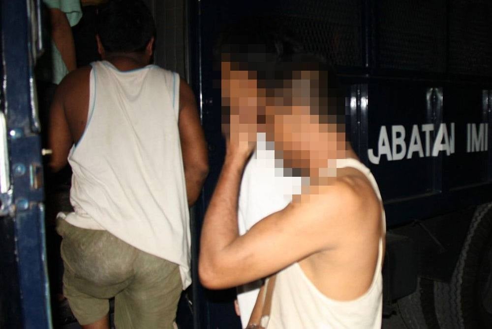 Kesemua yang ditahan disiasat mengikut Seksyen 6(1)(c) Akta Imigresen 1959/63 kerana tidak memiliki dokumen perjalanan yang sah. - Foto ihsan Imigresen Perak