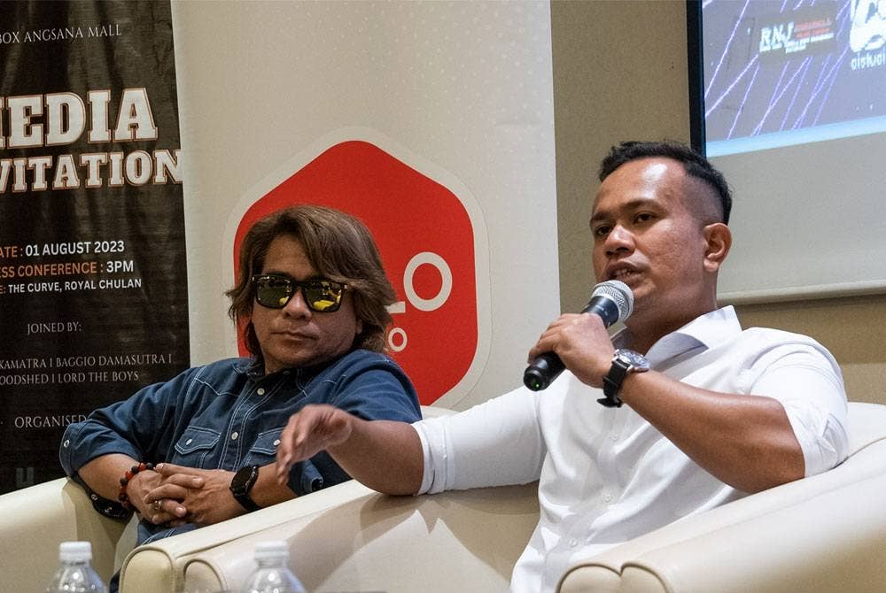 Murad (kanan) pada sidang media baru-baru sambil disaksikan Baggio.