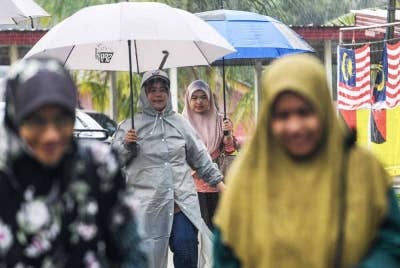 Pengundi-pengundi bagi DUN N28 Kota tetap hadir bagi menunaikan tanggungjawab mengundi biarpun dalam keadaan hujan di Sekolah Menengah Agama Hj Mohd Yatim, Rembau pada Sabtu.
