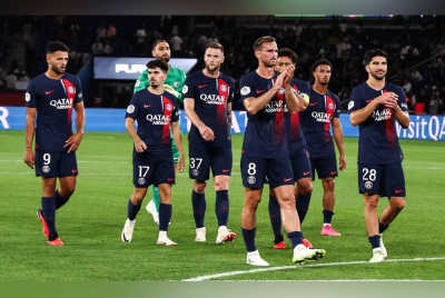 Pemain PSG melangkah lesu setelah sekadar seri tanpa jaringan dengan Lorient di Paris pada Ahad. - Foto EPA