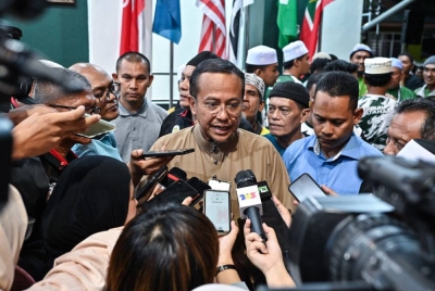 Ahmad Samsuri pada sidang media selepas pengumuman keputusan Pilihan Raya Negeri (PRN) di Dewan Tok Guru, Rusila pada malam, Sabtu. - Foto Bernama