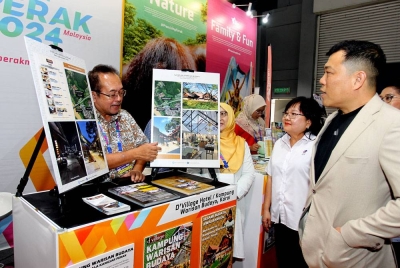 Sze Yee (kanan) melawat reruai pameran selepas merasmikan Pameran Persatuan Ejen Pelancongan dan Pengembaraan Malaysia (MATTA Fair) Perak kali ke-31 di Pusat Konvensyen Ipoh (ICC). - Foto Bernama