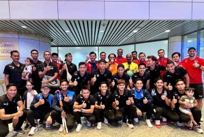 Subahan bersama barisan pemain dan kejurulatihan Malaysian Tigers pada Ahad. - Foto: MHC