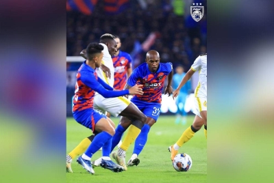 Penyerang import JDT, Heberty Fernandes cuba melepasi kawalan pertahanan Perak FC pada aksi Liga Super di Stadium Sultan Ibrahim malam tadi. - Foto: FB Johor Southern Tigers