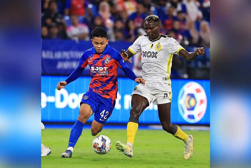 Pemain sayap lincah JDT, Arif Aiman Mohd Hanapi cuba melepasi kawalan pemain Perak FC, Sunday Afolabi pada aksi Liga Super di Stadium Sultan Ibrahim, pada Ahad. - Foto Facebook Johor Southern Tigers