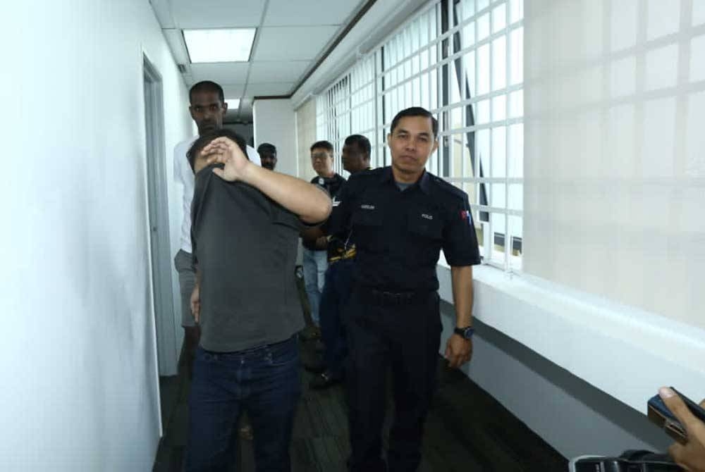 Zulhelmi dibawa keluar dari Mahkamah Sesyen Ipoh selepas mengaku tidak bersalah atas pertuduhan rompak dan cedera seorang lelaki, bulan lalu.