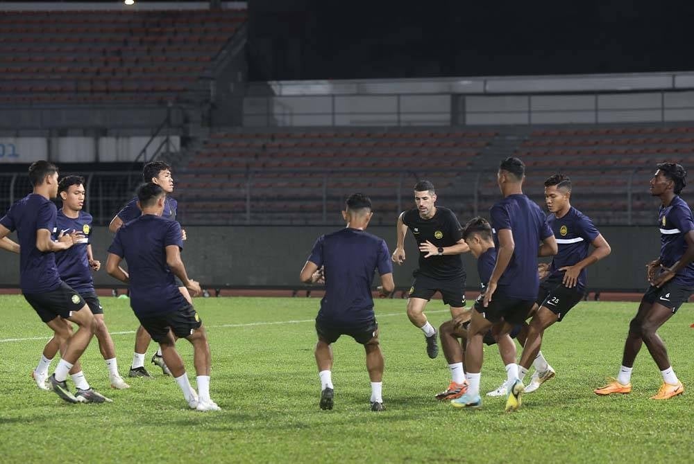 Skuad bawah 23 (B-23) negara menjalani latihan sempena persiapan temasya Piala Persekutuan Bola Sepak ASEAN (AFF) 2023 di Stadium Bola Sepak Kuala Lumpur pada Ahad. - Foto: Bernama
--fotoBERNAMA (2023) HAK CIPTA TERPELIHARA
