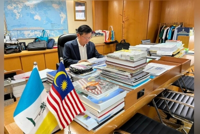 Kon Yeow memulakan tugas secara rasmi sebagai Ketua Menteri Pulau Pinang kelima pada Isnin.