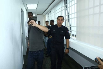 Zulhelmi dibawa keluar dari Mahkamah Sesyen Ipoh selepas mengaku tidak bersalah atas pertuduhan rompak dan cedera seorang lelaki, bulan lalu.