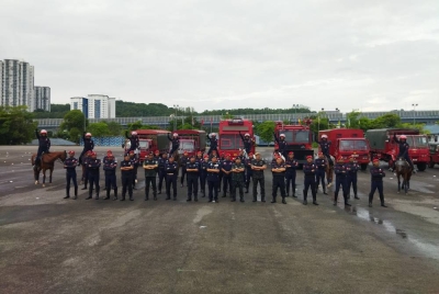 Hazani (lapan, kiri) dan pegawai PDRM bersama peserta kursus asas menunggang kuda FRU pada Isnin.