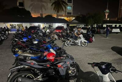Penunggang bersama motosikal yang ditahan dibawa ke Balai Polis Trafik Kuantan untuk siasatan lanjut pada Ahad. - Foto Polis Trafik Kuantan