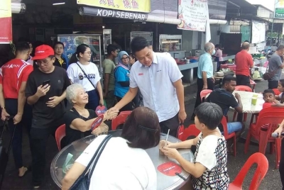 Adam Loh menemui pengundi bagi merakamkan ucapan terima kasih atas kemenangannya di DUN Bakar Arang.