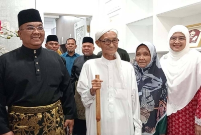 Muhammad Sanusi (kiri) bersama isteri (kanan) dan ibu bapa beliau ketika tiba di pejabat Menteri Besar Kedah, di Wisma Darul Aman pada Isnin.
