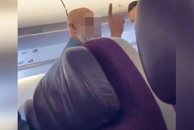 Klip video memaparkan 'drama' lelaki tersebut yang menjadi tular di media sosial. - Foto: Agensi