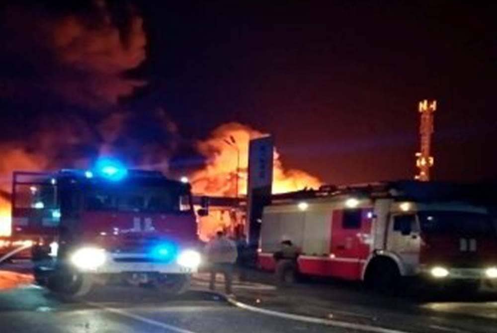 Kebakaran bermula di sebuah kedai membaiki kereta di tepi jalan lebuh raya di Makhachkala, ibu kota Dagestan hingga merebak ke stesen minyak berhampiran. - Foto Reuters