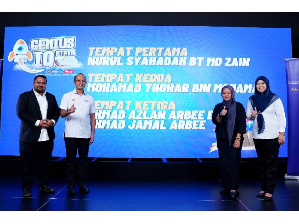 hmad Dasuki (dua dari kiri) dan Farah (dua dari kanan) bergambar bersama nama pemenang utama Peraduan Genius IQ PTPTN di Kompleks Kumpulan Karangkraf pada Isnin. Turut bersama, Wan Zawiah (kanan) dan Airol Fadley.