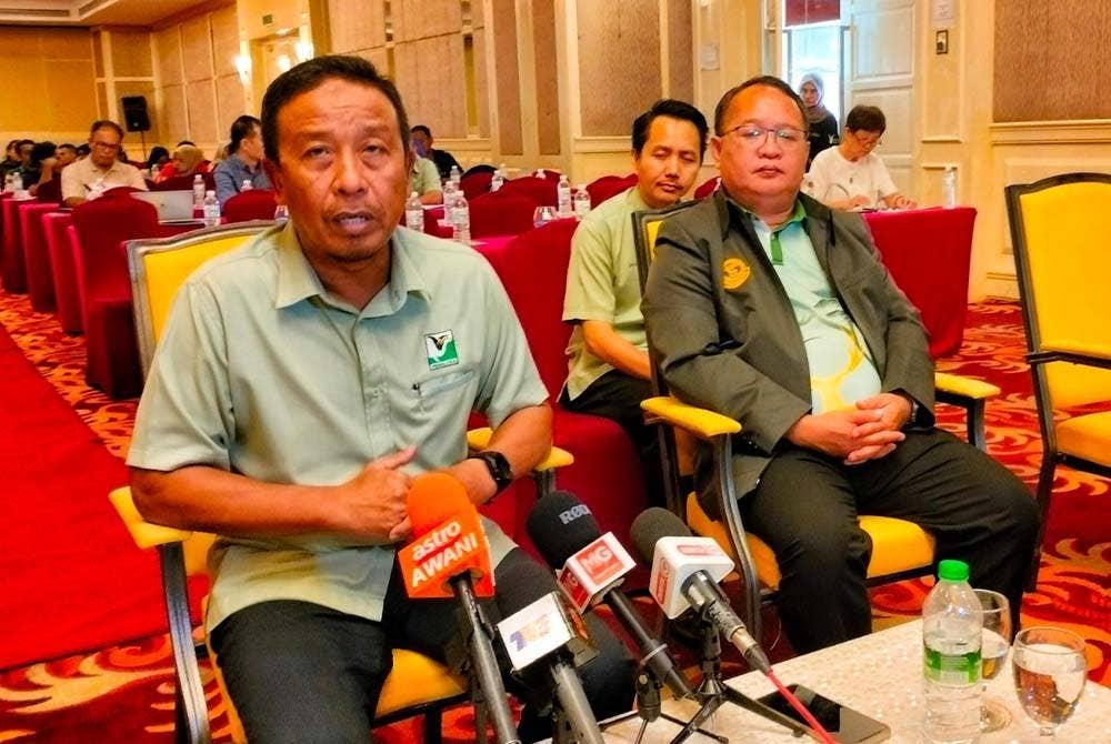 Abdul Kadir (kiri) ketika sidang selepas menyempurnakan seminar dan bengkel 'teknologi pembiakan terbantu (ART) di A'Famosa Resort di Alor Gajah di sini, pada Selasa.