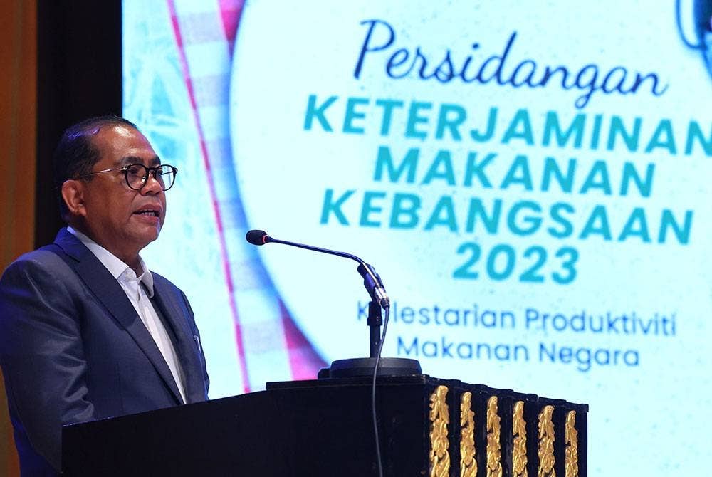 Menteri Pendidikan Tinggi Datuk Seri Mohamed Khaled Nordin berucap pada Majlis Perasmian Persidangan Keterjaminan Makanan Kebangsaan 2023 di Universiti Putra Malaysia (UPM) hari ini. - Foto Bernama
