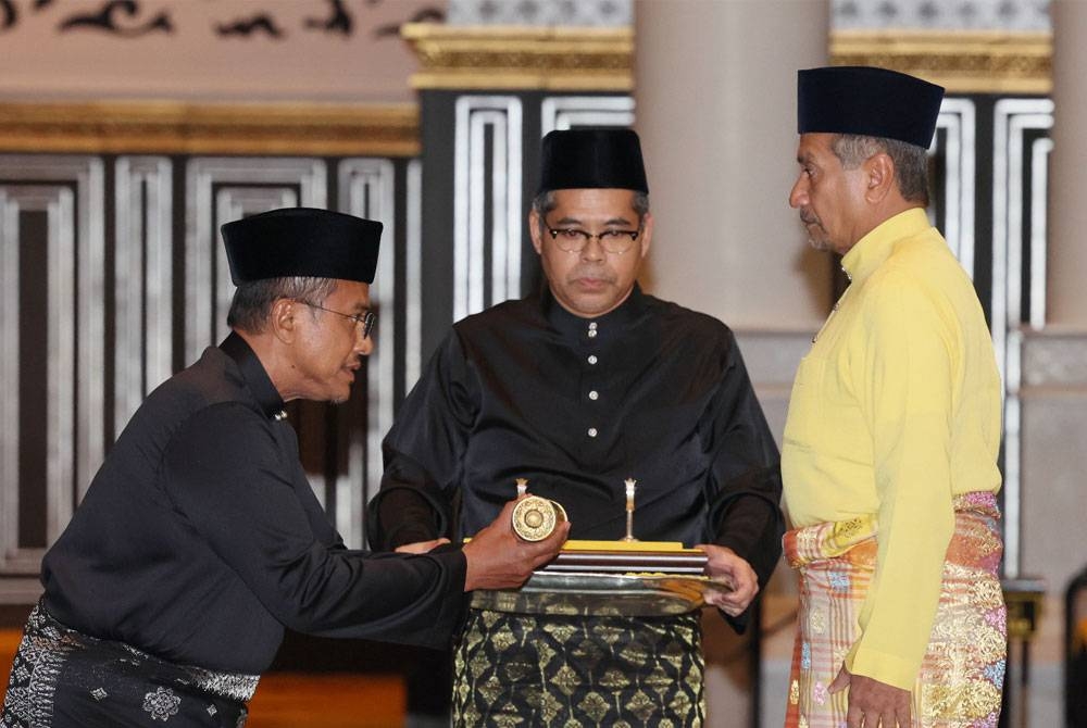 Sultan Terengganu Sultan Mizan Zainal Abidin berkenan menyampaikan watikah pelantikan sebagai Menteri Besar Terengganu kepada Datuk Seri Dr Ahmad Samsuri Mokhtar pada Istiadat Perisytiharan Pelantikan Menteri Besar dan Melafaz Sumpah Jawatan Ahli-Ahli Majlis Mesyuarat Kerajaan Negeri itu di Istana Syarqiyyah di Chendering, pada Selasa. - Foto Bernama