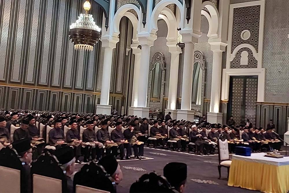 Barisan kepimpinan ADUN dari PN berada di Istana Syarqiyyah.