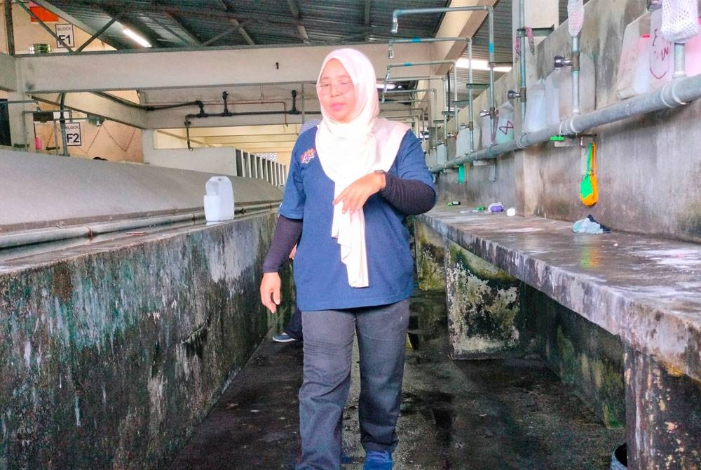 Johana melihat keadaan bilik air yang berlumut ketika operasi itu.