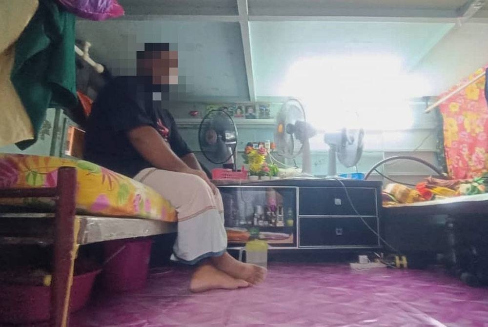 Seorang pekerja warga Bangladesh tidak boleh berdiri dalam bilik tidur yang disediakan majikan.