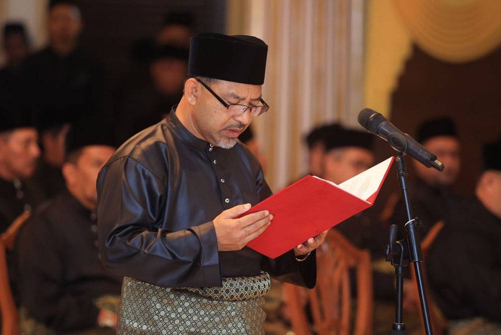 Mohd Nassuruddin mengangkat sumpah sebagai Menteri Besar baharu Kelantan di hadapan Sultan Kelantan, Sultan Muhammad V di Istana Negeri Kubang Kerian, Kota Bharu pada Selasa.