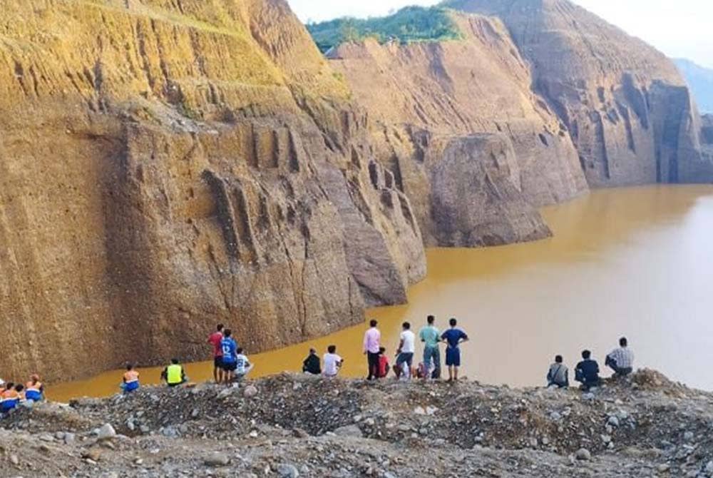 Tanah runtuh itu berlaku kira-kira jam 3 petang waktu tempatan di lombong jed berhampiran Kampung Ma Na di Hpakant, pusat industri jed Myanmar pada Ahad menyebabkan lebih 30 orang hilang. - Foto AFP