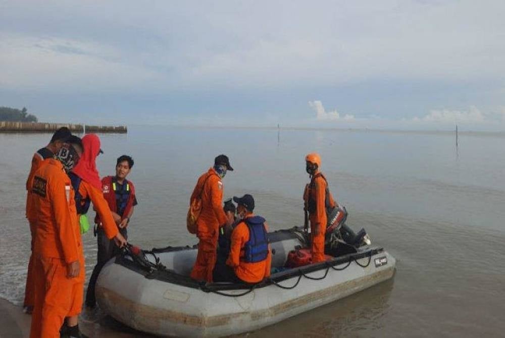 Operasi mencari dan menyelamat mangsa masih diteruskan.
